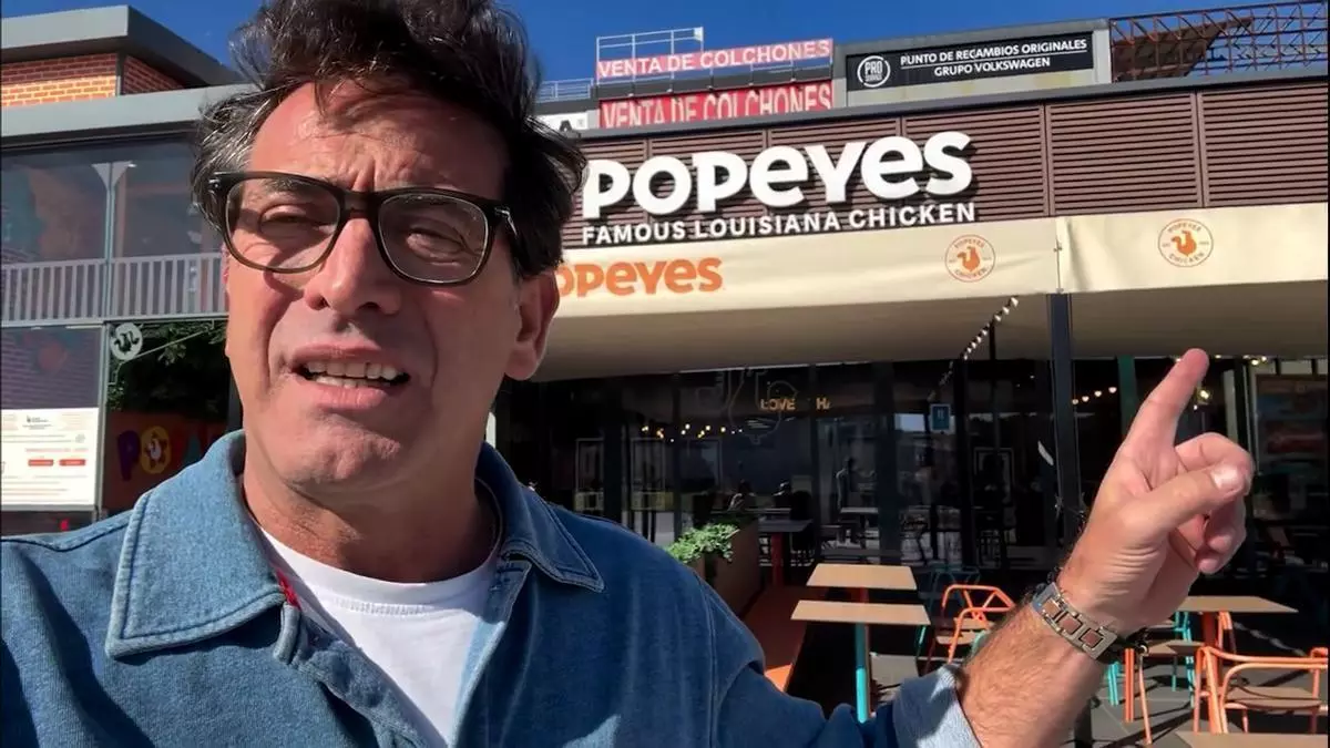 El actor Antonio Garrido denuncia su desagradable experiencia al ir a comer con sus hijos en Santiago: "Las alitas sabían a podrido"