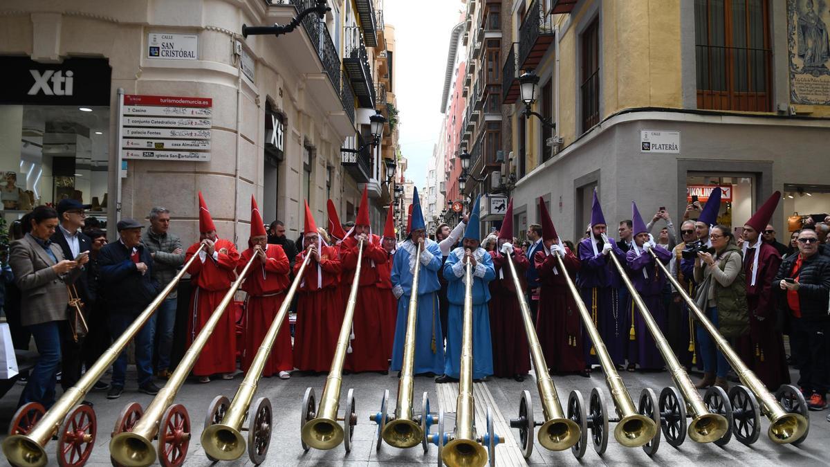 Las bocinas y burlas del noveno Vía Passionis anuncian la Semana Santa de Murcia
