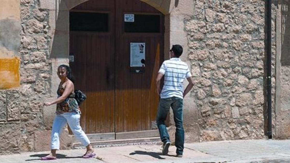 Dos vecinos de Castelldans junto a la casa en la que el detenido vivía con tres menores.