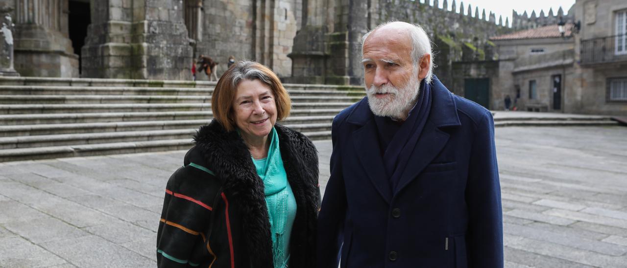 Dolores Balseiro Pose y Eduardo Cadenas Dapena, ayer, ante la catedral de Tui. // Anxo Gutiérrez