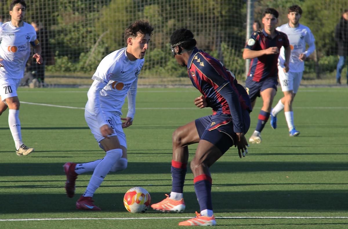 El Ontinyent 1931 conduce el balón ante el Atlétic Levante.