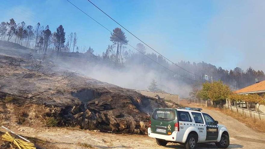 El fuego se aproximó a las viviendas de Padrendo, en Río Caldo, Lobios. // FdV