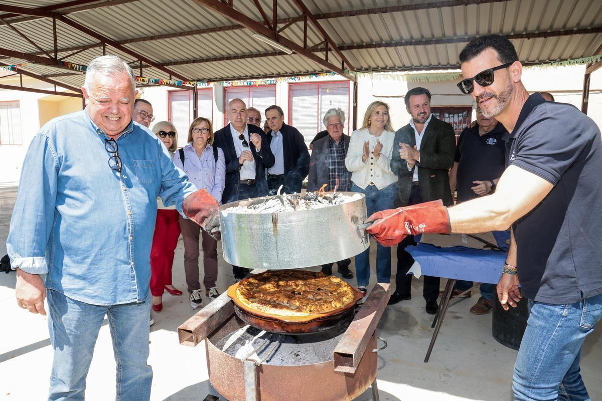 Los alcaldes presencian el momento en el que se descubre la costra