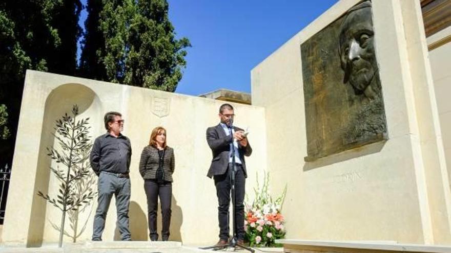 El homenaje a Azorín en el día de su muerte se desarrolló con un sencillo acto en el cementerio municipal.