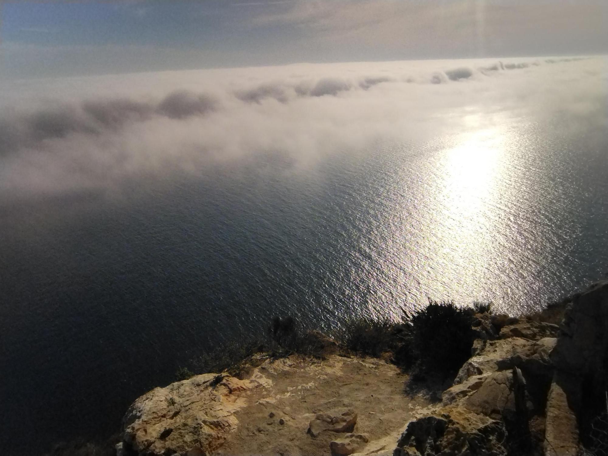 La niebla, desde el cabo de Sant Antoni (imágenes)