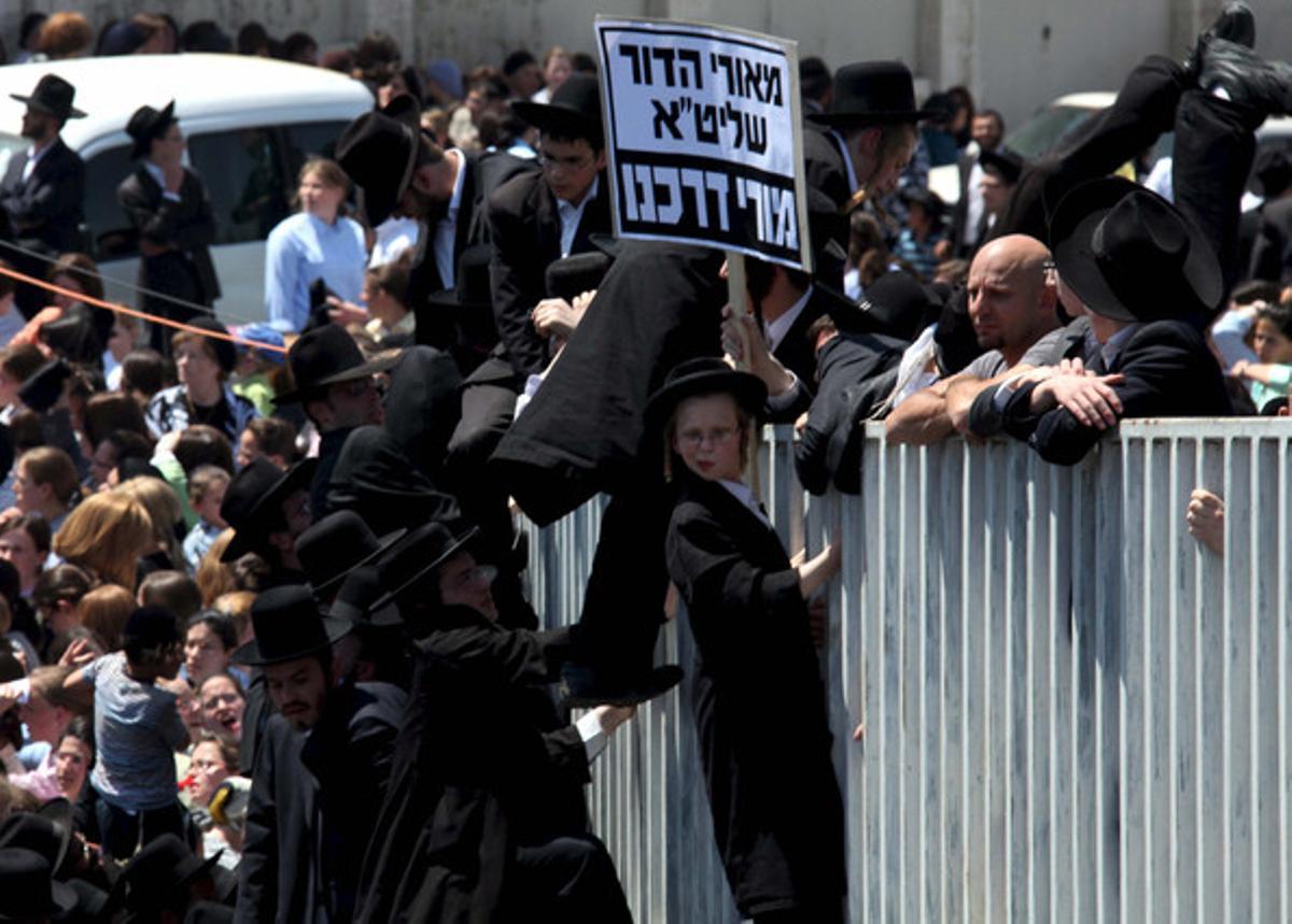 Jueus ultraortodoxos protesten contra la decisió del Tribunal Suprem que impedeix la segregació a l’escola Beit Yaakov, entre les nenes asquenazites (jueves del centre i est d’Europa) i mizrahís (jueves de l’orbe àrab-islàmic). Jueus ultraortodoxos protesten contra la decisió del Tribunal Suprem que impedeix la segregació a l’escola Beit Yaakov, entre les nenes asquenazites (jueves del centre i est d’Europa) i mizrahís (jueves de l’orbe àrab-islàmic).