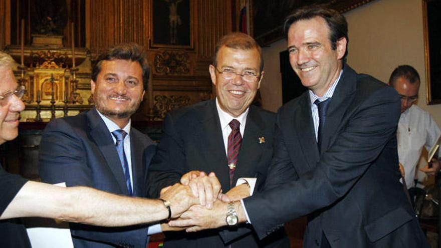 Francisco Aranda, Eduardo Pastor, Rafael Recio y Pablo Atencia saludan juntos para simbolizar la unidad de la Agrupación al terminar el recuento.