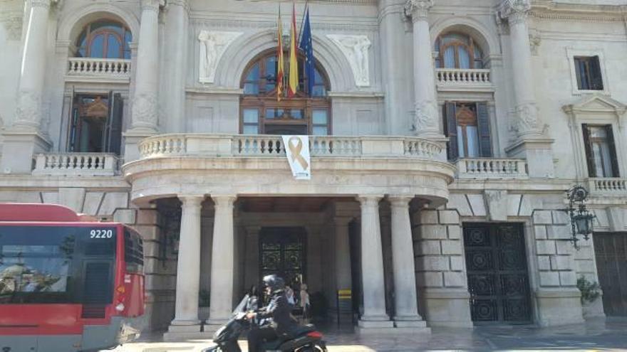 El consistorio vuelve a permitir manifestarse  en las plazas de la Virgen y del Ayuntamiento