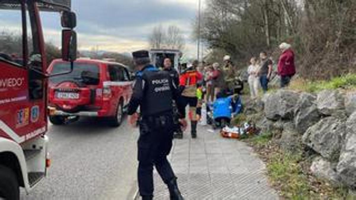 Los bomberos  y la Policía Local salvan la vida a un joven en Oviedo: así reanimaron a un paseante que sufrió un infarto