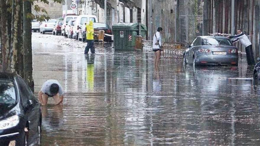 Las intensas lluvias caídas durante la tarde de ayer inundaron la calle Julián Estévez, que permaneció intransitable.  // Ricardo Grobas