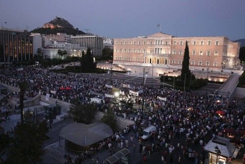 Miles de personas han protestado en Atenas contra el partido neonazi Amanecer Dorado.