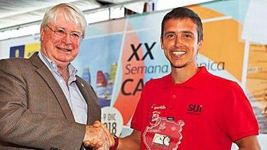 El windsurfista de Formentera Mateo Sanz posa con el trofeo de campeón en Las Palmas.