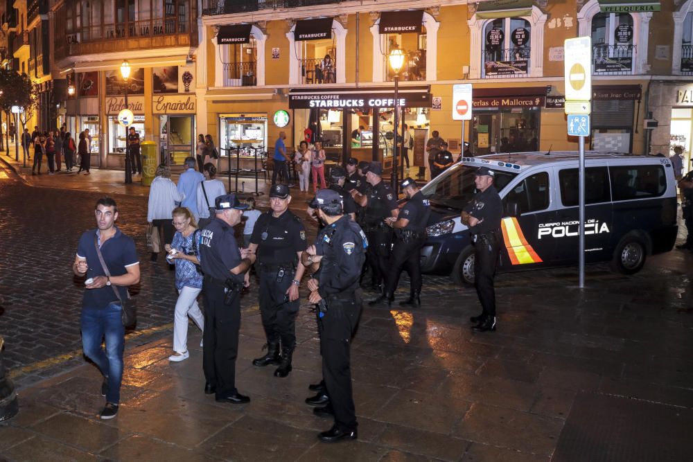 Anhänger der katalanischen Separatisten demonstrieren auf dem Rathausplatz von Palma