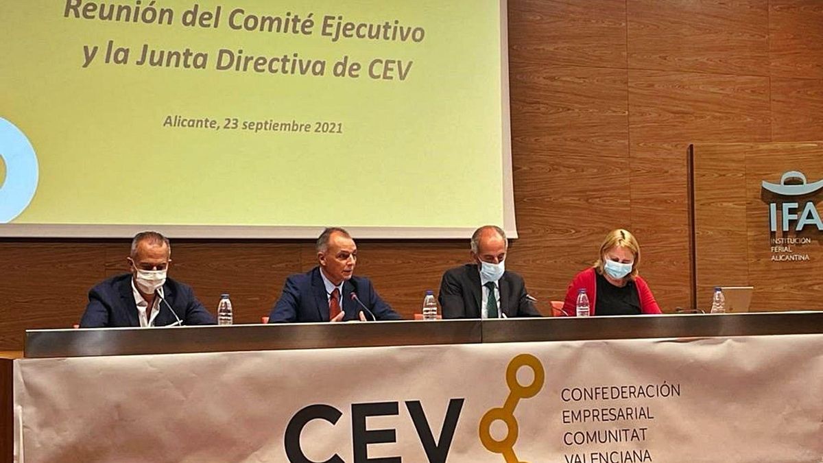 The CEV dome, at the meeting this Thursday, with Perfecto Palacio on the left and Salvador Navarro at his side. | ANTONIO AMORÓS The CEV dome, at the meeting this Thursday, with Perfecto Palacio on the left and Salvador Navarro at his side. | ANTONIO AMORÓS