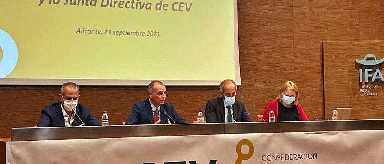La cúpula de la CEV, en la reunión de este jueves, con Perfecto Palacio a la izquierda y Salvador Navarro a su lado. | ANTONIO AMORÓS