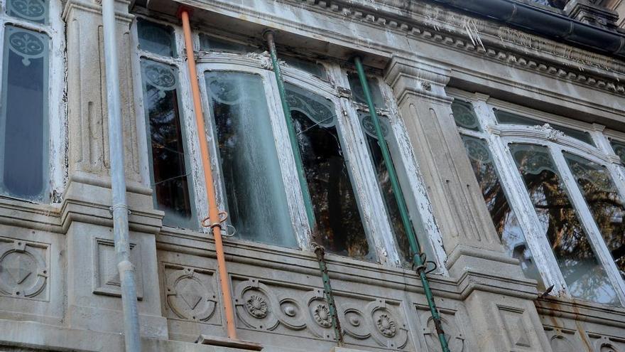 Algunas zonas de la fachada del Pazo de Lourizán que han tenido que ser apuntaladas.