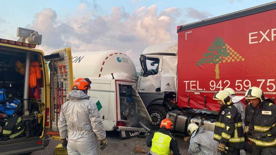 Un herido grave y decenas de conductores atrapados en la autovía por un accidente con dos camiones en Corvera