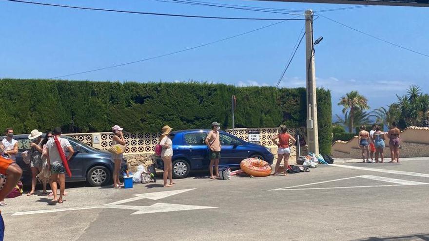 Los bañistas hacen cola para bajar a la cala de la Barraca de Xàbia