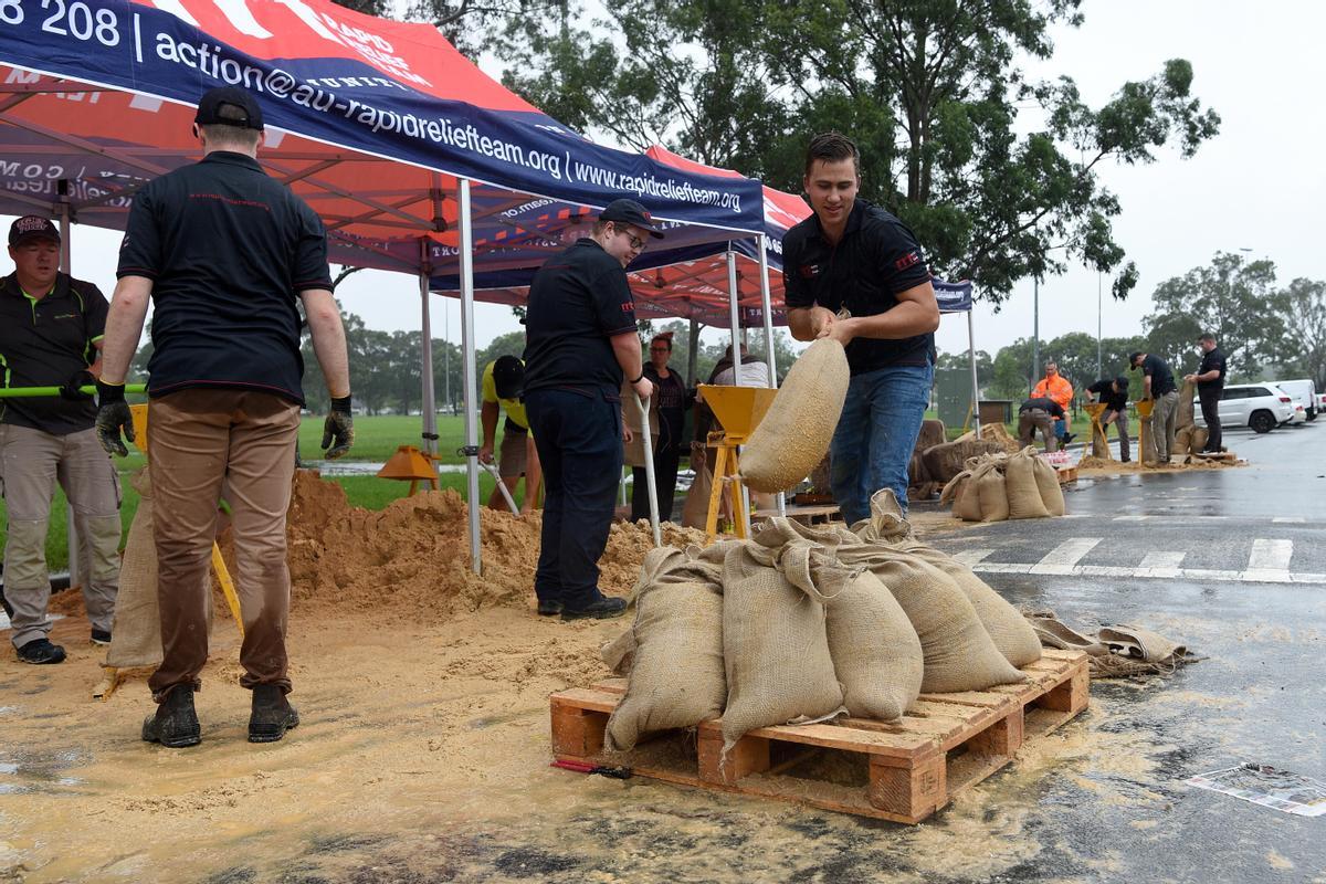 Preparativos para frenar el impacto del agua en Penrith, Australia