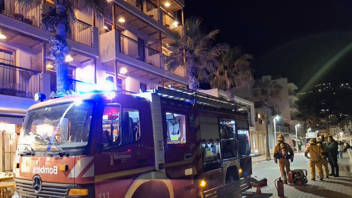 Los bomberos y la Guardia Civil, ante la fachada del hotel
