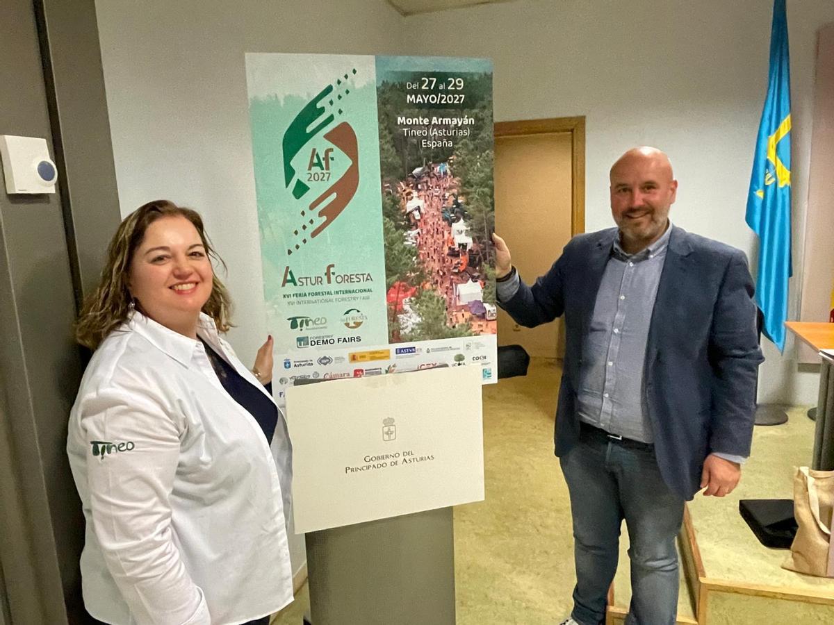 Montse Fernández y Marcos da Rocha con el cartel de la cita.