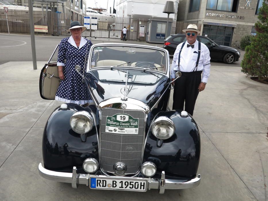 Oldtimer, Pin-Ups, kurzbeinige Hunde