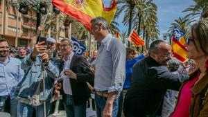 Albiol acompaña a Feijóo y Fernández antes de un acto del PP entre banderas de España.