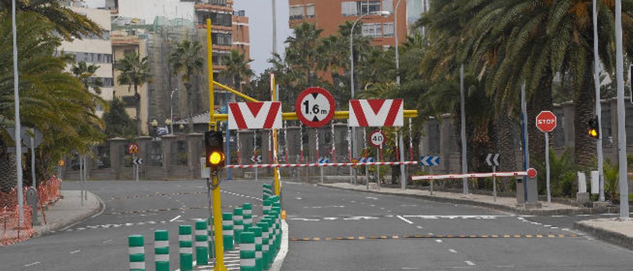 El carril sentido norte sin la barrera de control y a la derecha la señal de aviso de gálibo.