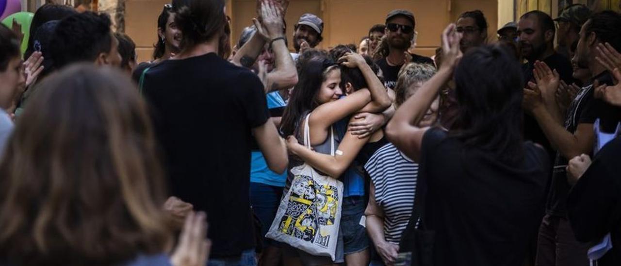 Evitan que un fondo buitre desahucie a dos jóvenes en el centro de Valencia.