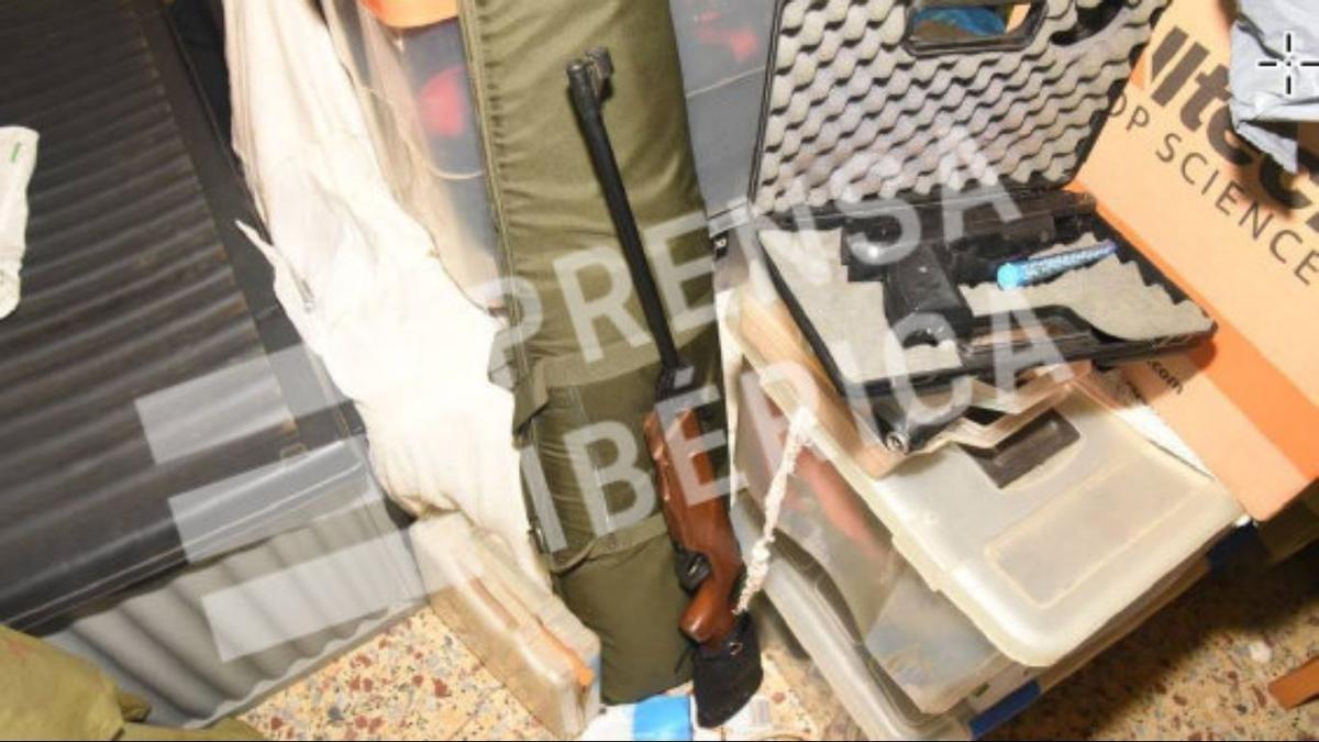 En la habitación de Manuel los agentes encontraron una carabina y una pistola de aire comprimido.