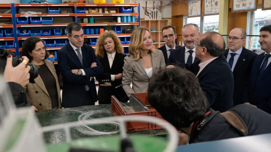 La ministra de Educación,Pilar Alegría, con el conselleiro de Educación, durante una visita al centro de Culleredo.   |   E. P: