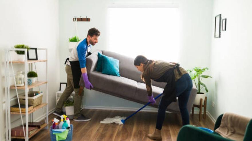 El truco viral para limpiar la suciedad debajo de los muebles sin tener que moverlos