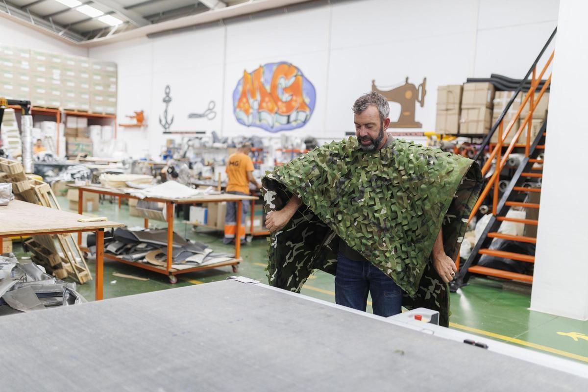 Javier Moreno, CEO de MG Jackets, se pone un prototipo de camuflaje multiespectral.