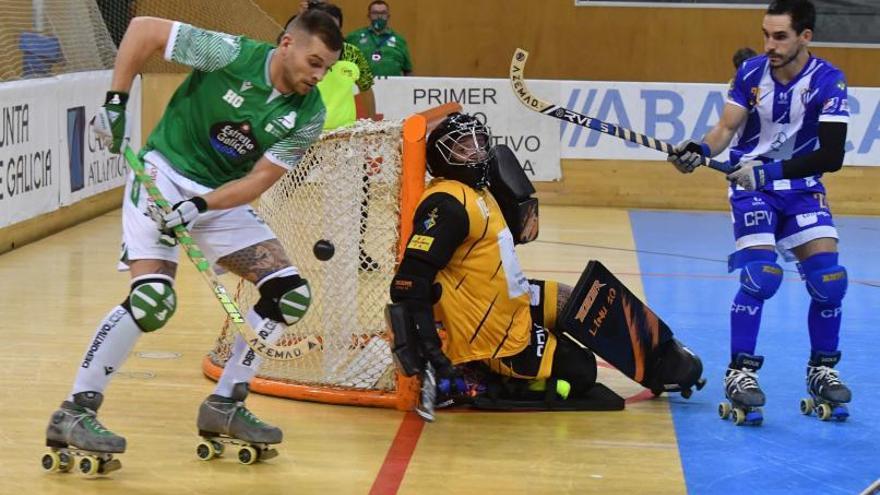 César Carballeira intenta controlar la bola frente a Marcel Luzón y Gerard Teixidó, portero y jugador del Voltregá, en el partido de ayer. |  // VÍCTOR ECHAVE