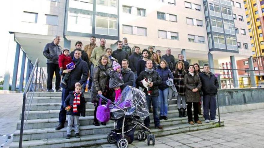 Vecinos del bloque 32 de Teixugueiras, en Navia, que exigen 700.000 euros a los    responsables de construir su edificio.  // FOTOS: J. Lores