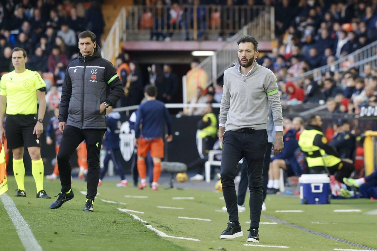 Carlos Corberán en la banda de Mestalla contra el Celta de Vigo.