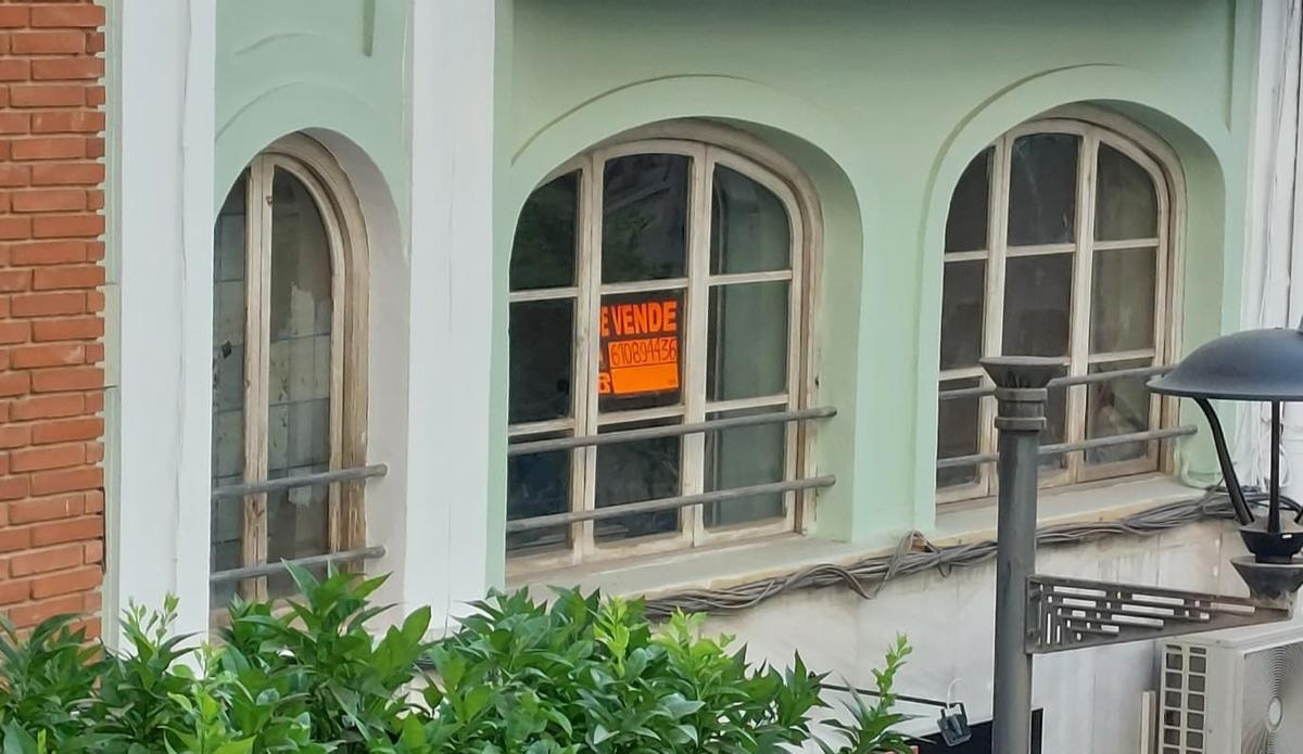 Cartel de "se vende" en un inmueble de Sagunt.