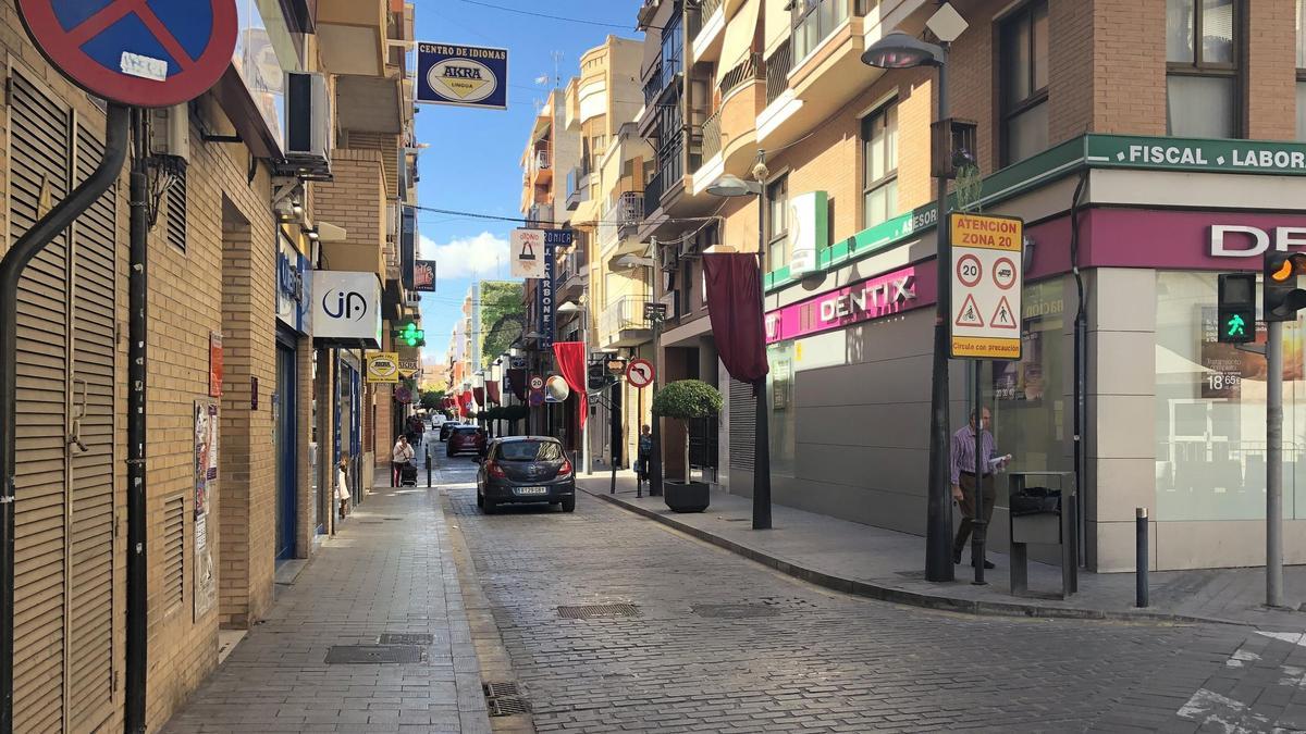 La calle comercial del centro de San Vicente Pintor Picasso.