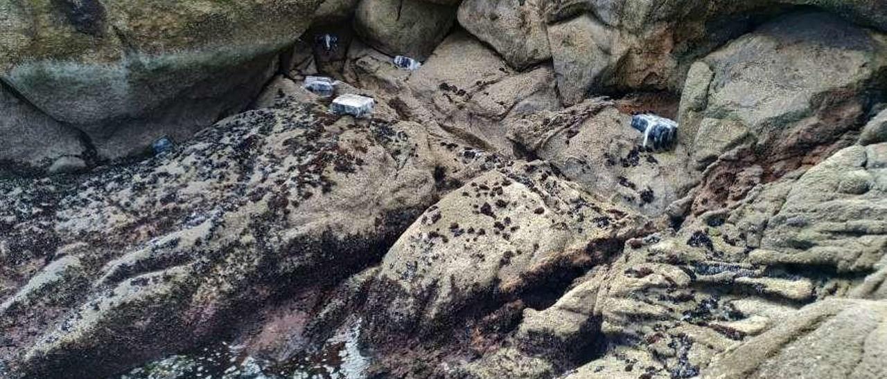 Fardos de droga localizados en las últimas horas entre las rocas de O Ribel, en A Guarda. // Cedida