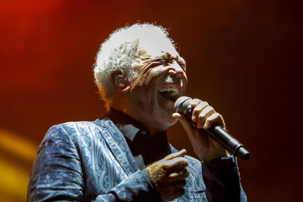 Tom Jones cautiva al público mallorquín con 'Sex Bomb'