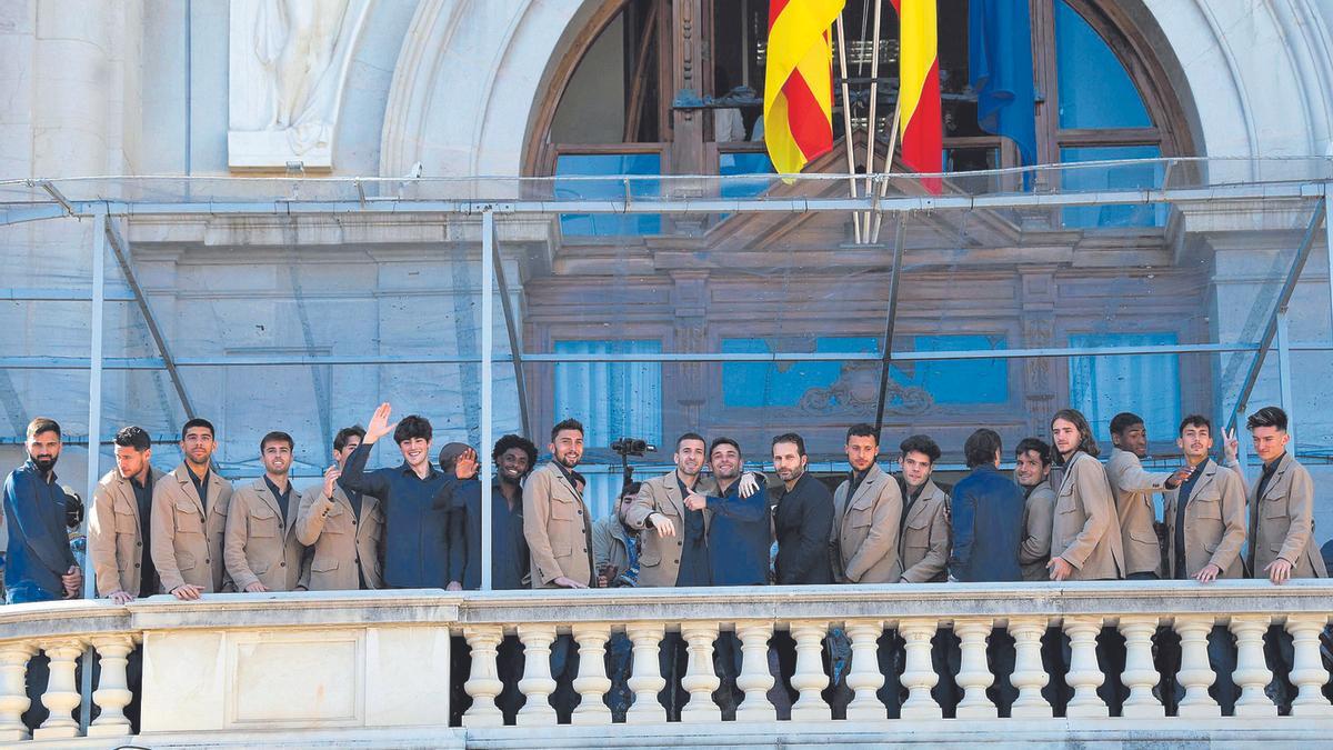 Los jugadores del Valencia han disfrutado de una maravillosa Mascletà en el Balcón del Ayuntamiento