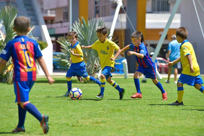 Niños aficionados del FC Barcelona y de la UD ...