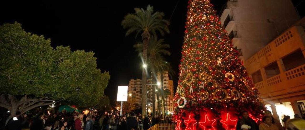 Imagen del encendido del árbol de Navidad de Sant Antoni en 2019.