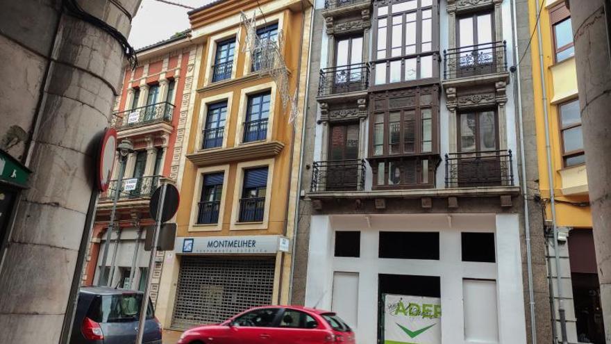Un edificio antiguo rehabilitado en el centro de Avilés para apartamentos de alquiler. | Mara Villamuza.