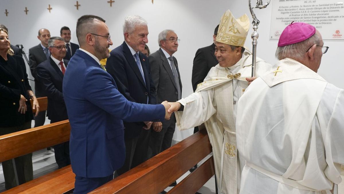 El alcalde Benlloch saluda al nuncio del Papa en España en el acto de inauguración del nuevo albergue de Cáritas en Vila-real.