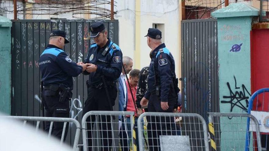 Agentes de la Policía Local, ayer, ante la antigua Comandancia, con los técnicos.