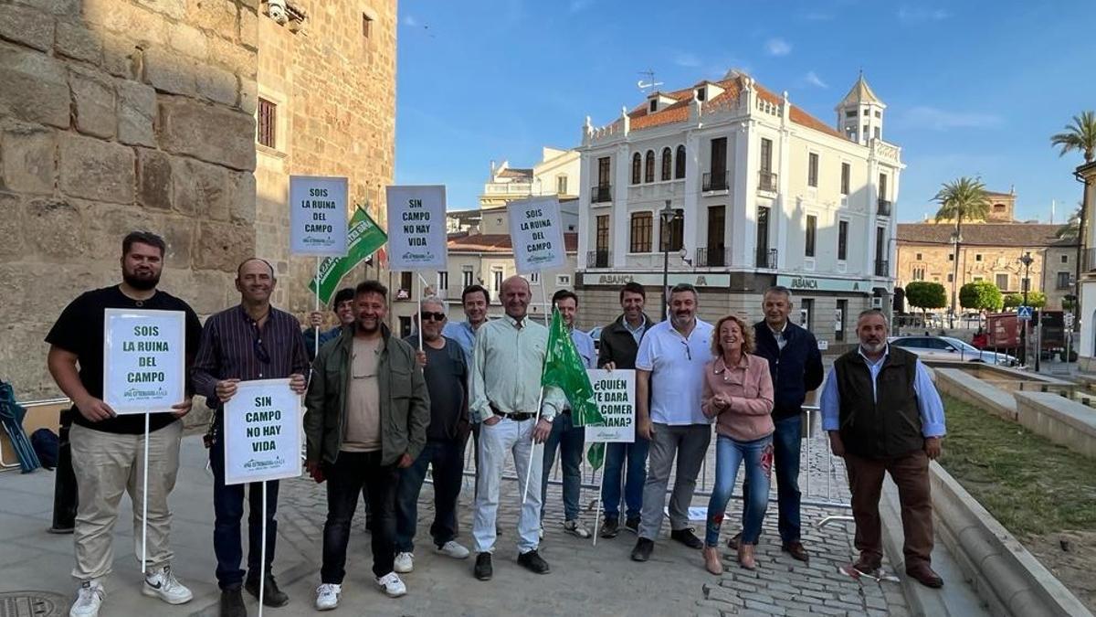 Agricultores de Almendralejo y Fuente del Maestre protestando ante Presidencia de la Junta de Extremadura