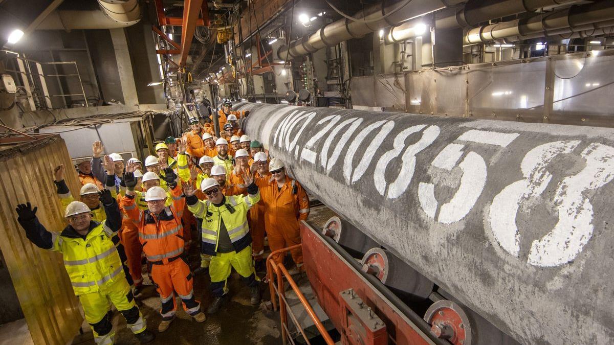 Un grupo de trabajadores celebra el final de las obras del gasoducto Nord Stream 2.