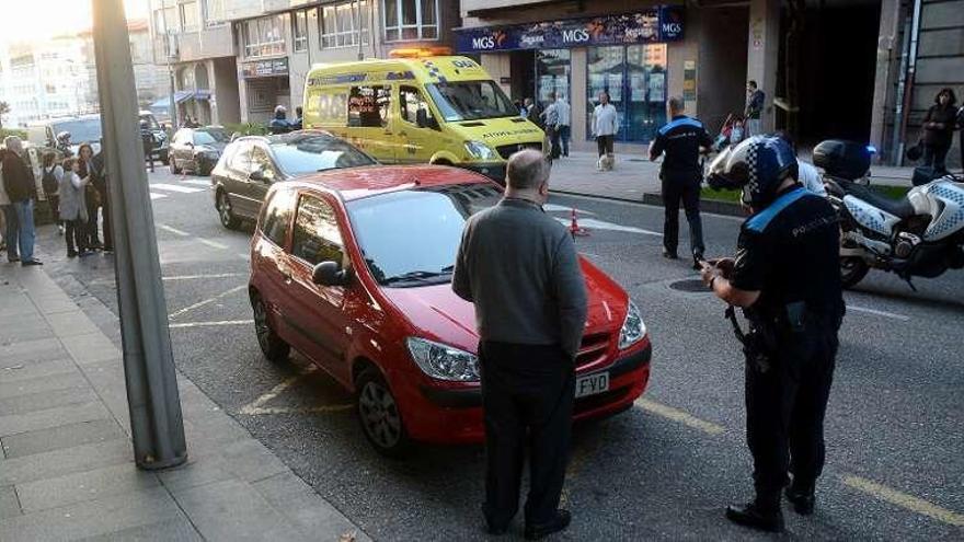 La Policía Local y una ambulancia en el lugar. // Rafa Vázquez