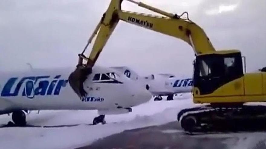 Una excavadora destrozando un avión, el penúltimo vídeo viral